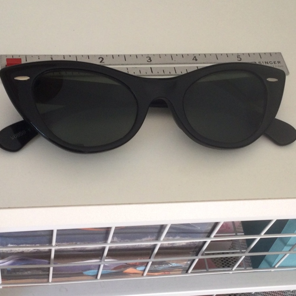 Stylish Black Cat-Eye Sunglasses